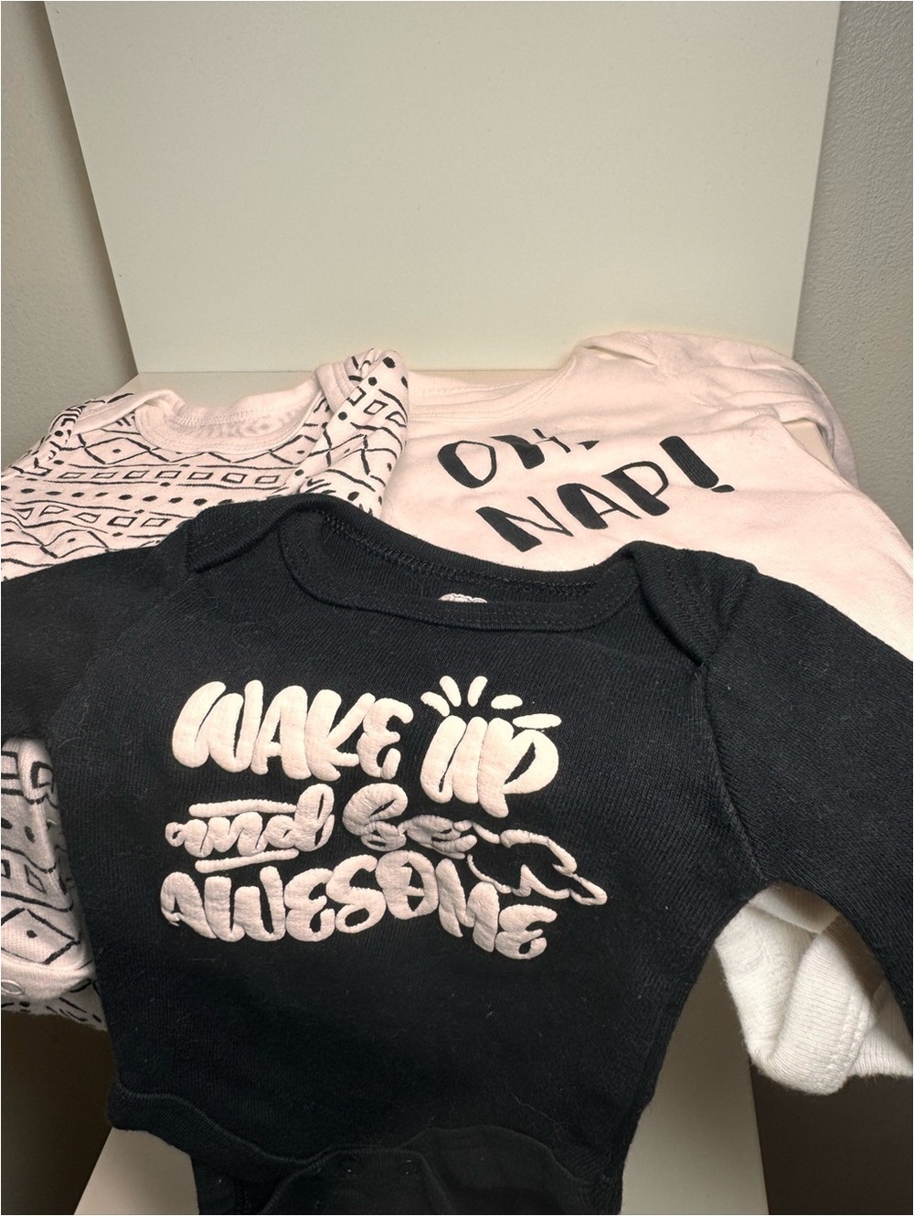 Newborn Baby Long sleeve Onesie set (3 pcs) Black & White Graphic , NEVER WORN